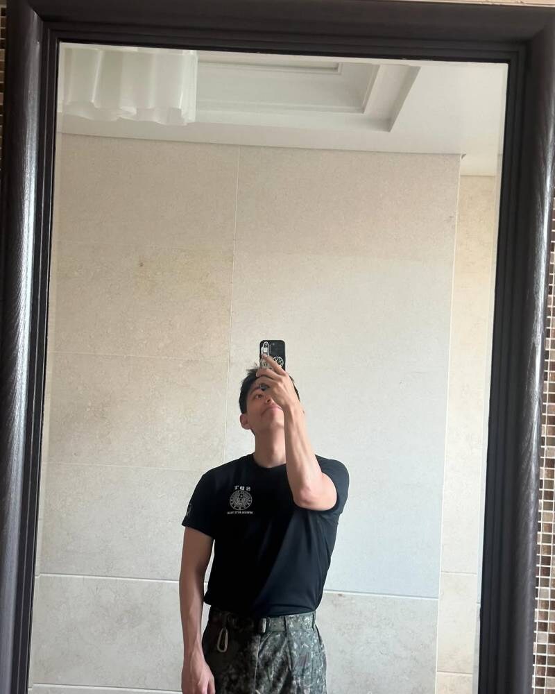 군대가서 체형이 변했다는 BTS 뷔.jpg_4.jpg