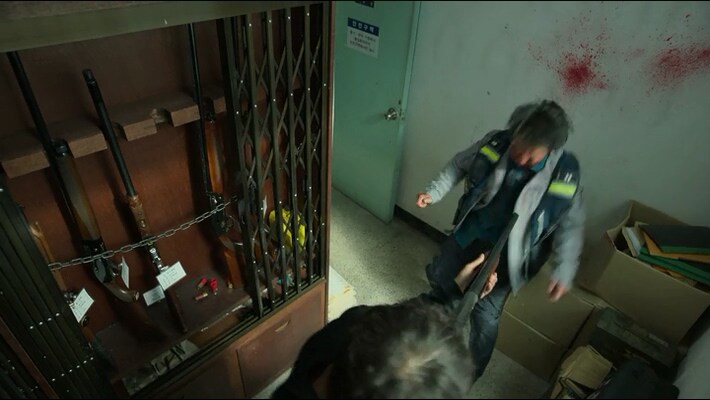 한국 좀비물에서 총을 구할때 가까운 경찰서를 터는 이유_7.jpg