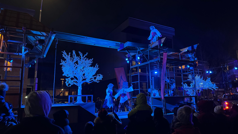 어쌔신크리드)퀘벡 윈터 퍼레이드 공연 현장_2.webp