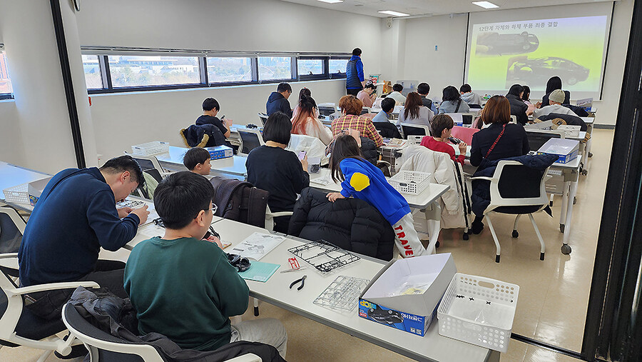 아카데미 1/24 현대 그랜저 HG N 스피뉴엘_15.jpg