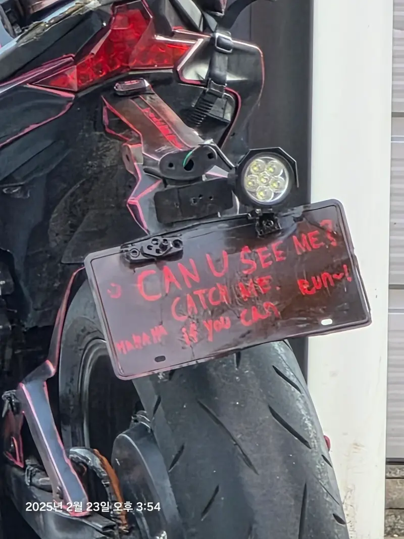번호판 없이 다니다 오토바이 단속 걸린 사람.JPG_2.webp