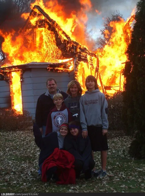 불난 집에서 기념촬영_1.webp