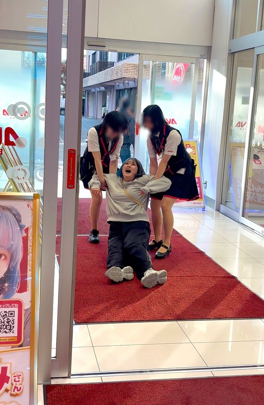 본인 팬사인회에서 쫒겨났다는 아이돌_4.jpg