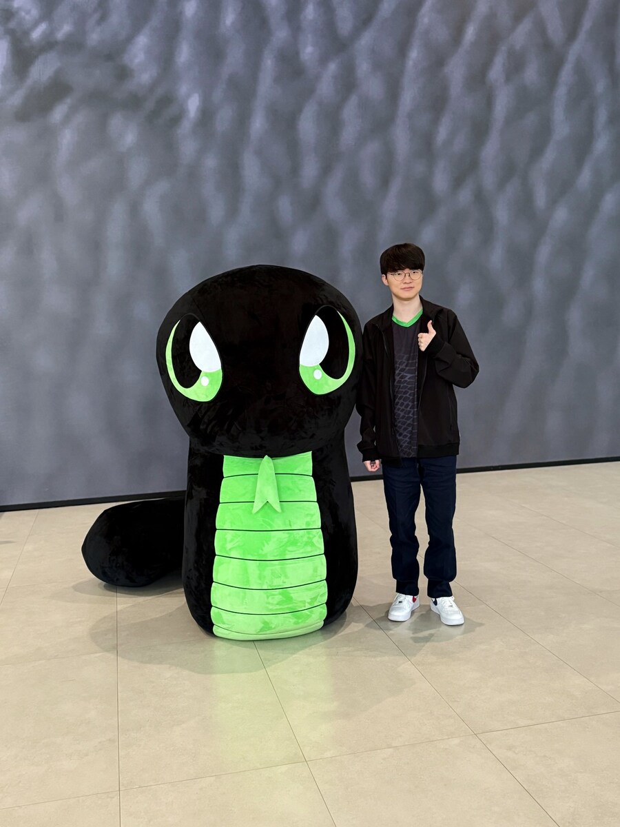 뭘 찍어도 합성처럼 보이는 남자_1.jpg