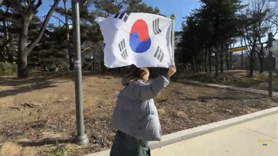 외국녀가 태극기 들고 뛴 이유_2.jpg