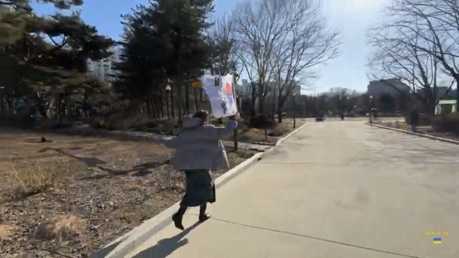 외국녀가 태극기 들고 뛴 이유_3.jpg