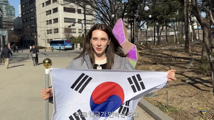 외국녀가 태극기 들고 뛴 이유_1.jpg