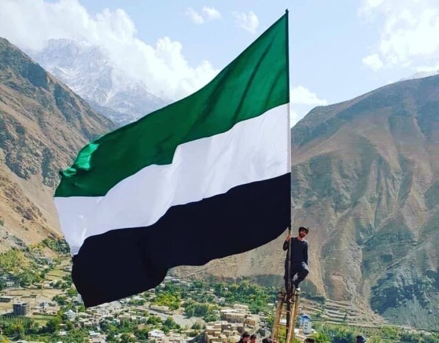 우러전에 가려져있는 죽은자식 부랄만지는 트럼프 근황_3.jpg