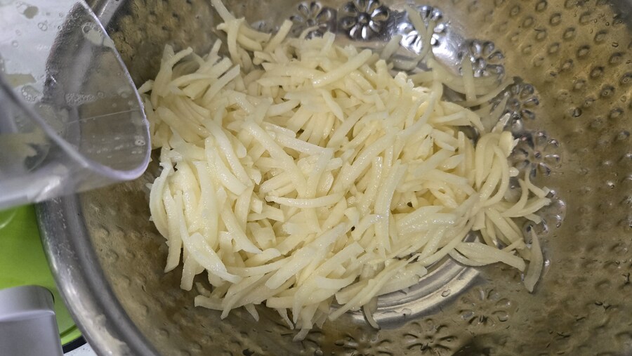 비온다해서 야옹이랑 감자전 만들어 먹음_3.jpg