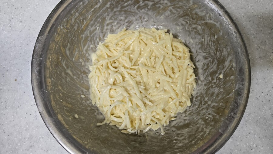 비온다해서 야옹이랑 감자전 만들어 먹음_6.jpg