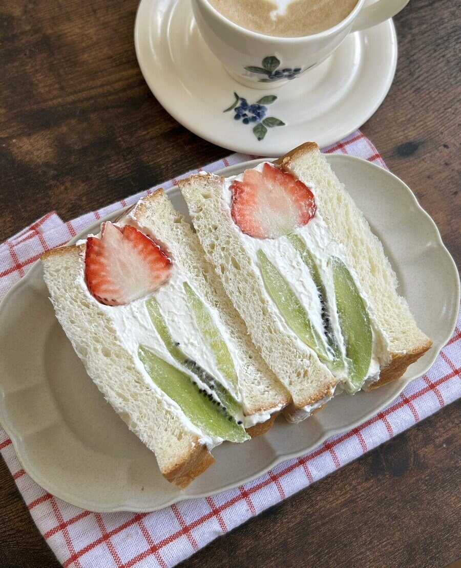 커피숍의 튤립 샌드위치.jpg_1.jpg