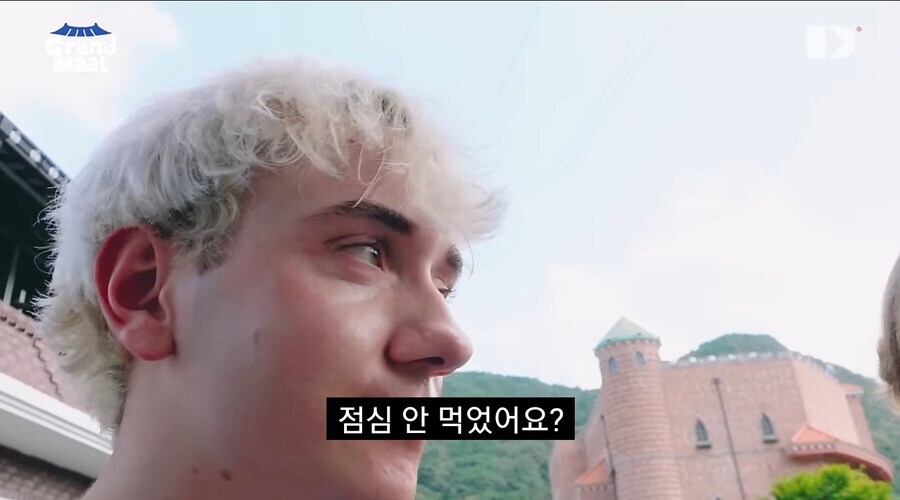 말 안통하는 외국인 무리가 시골에서 밥집을 찾음_1.jpg