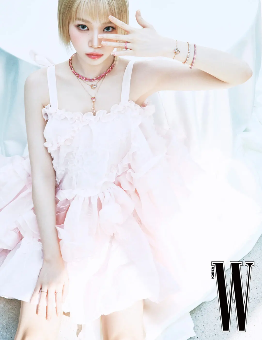 [르세라핌] 르세라핌 김채원, 더블유 디지털 커버_2.webp