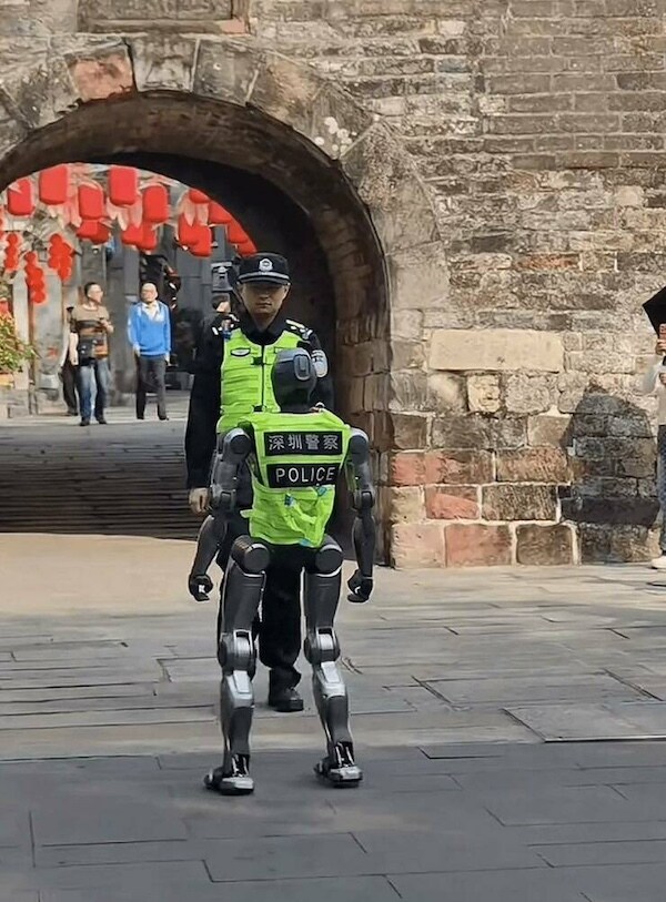 맨몸에 조끼만 입은 경찰_1.jpg