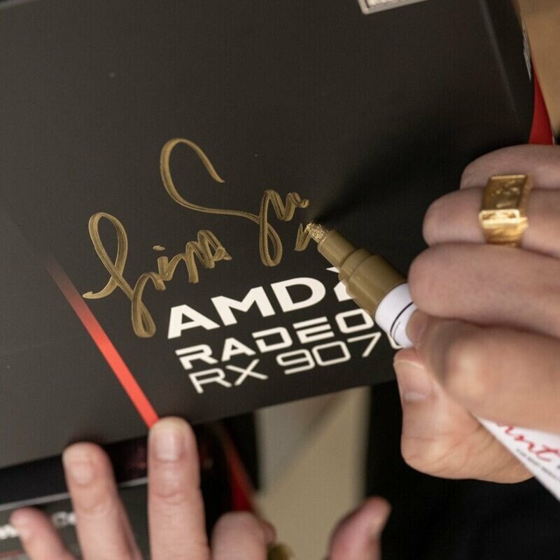 그래픽 카드에 낙서하는 판매자_1.jpg