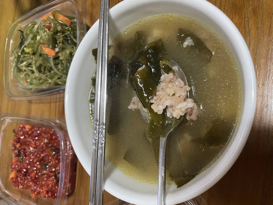 먹짤) 오늘의 저녁은 미역국_1.jpg