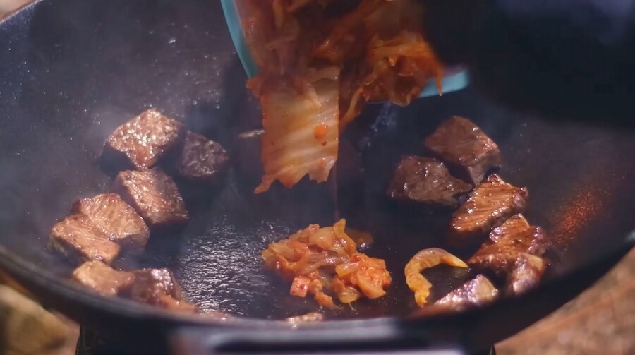 -15°C에 텐트에서 김치찌개를 만드는 외국인_6.jpg
