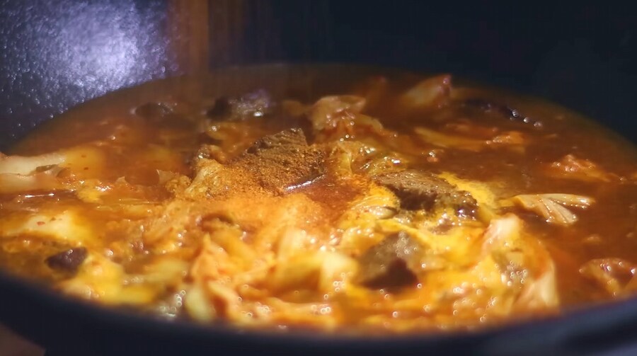 -15°C에 텐트에서 김치찌개를 만드는 외국인_9.jpg