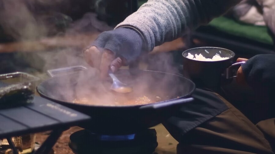 -15°C에 텐트에서 김치찌개를 만드는 외국인_15.jpg