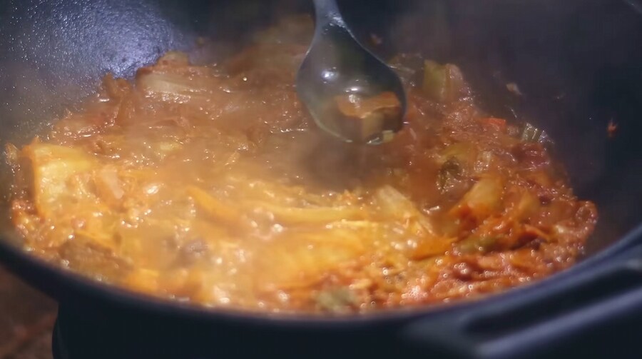 -15°C에 텐트에서 김치찌개를 만드는 외국인_16.jpg