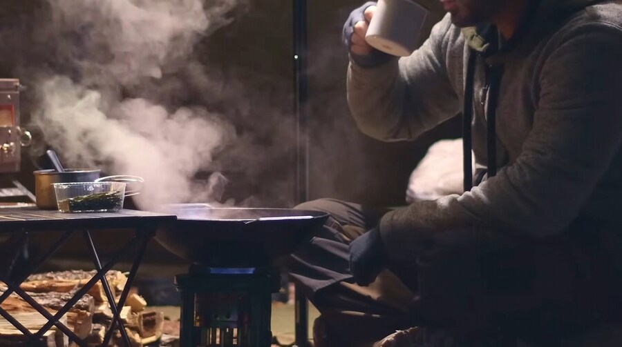-15°C에 텐트에서 김치찌개를 만드는 외국인_18.jpg