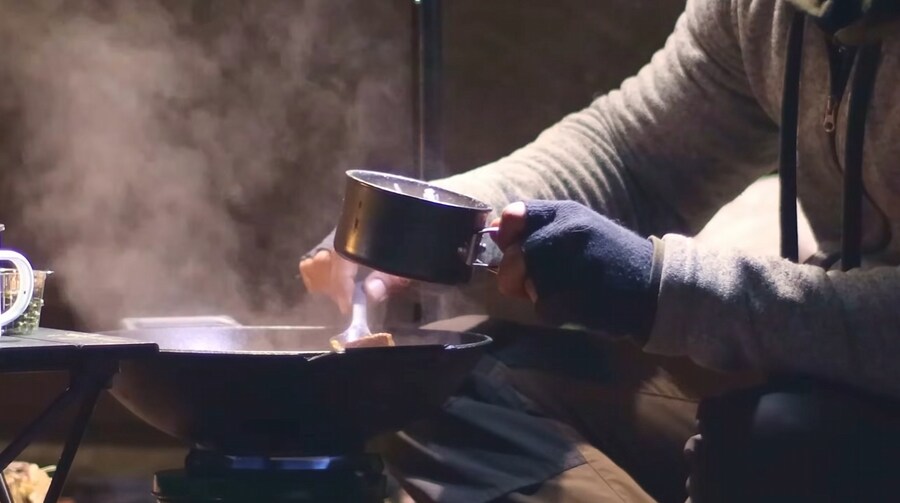 -15°C에 텐트에서 김치찌개를 만드는 외국인_19.jpg