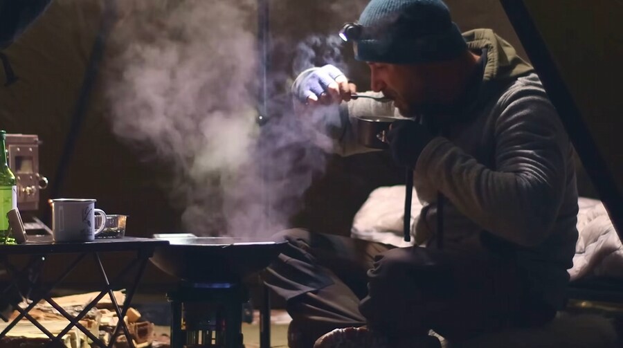 -15°C에 텐트에서 김치찌개를 만드는 외국인_26.jpg