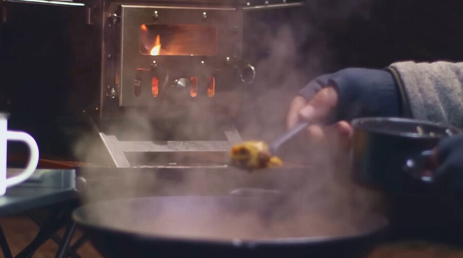 -15°C에 텐트에서 김치찌개를 만드는 외국인_29.jpg