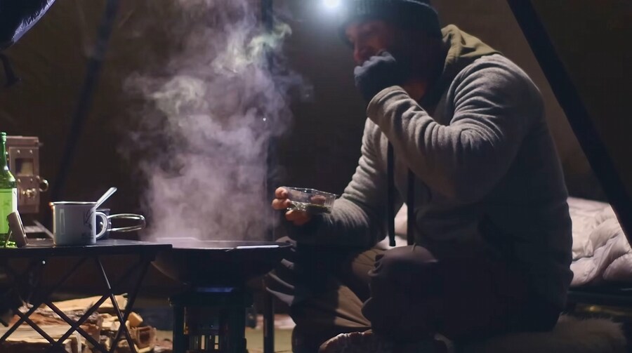 -15°C에 텐트에서 김치찌개를 만드는 외국인_23.jpg