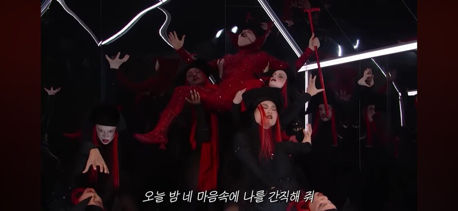 최근 레이디가가 라이브에 다들 놀라는 이유_1.png