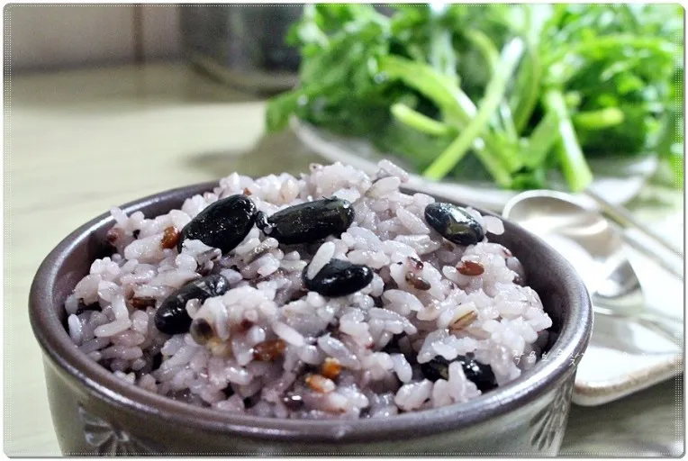 "오늘이 황제폐하의 탄생일이니, 죄인들에게도 특식을 내려라!!"_1.webp