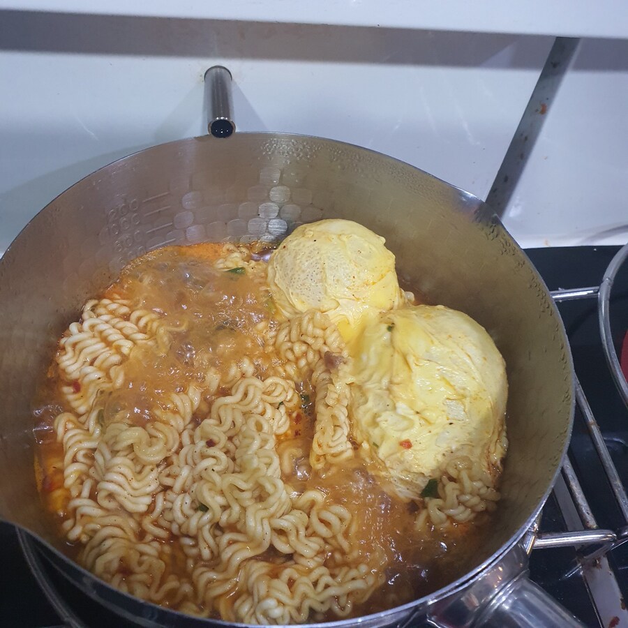 라면에 계란을 잘 못 넣은 사람_1.jpg