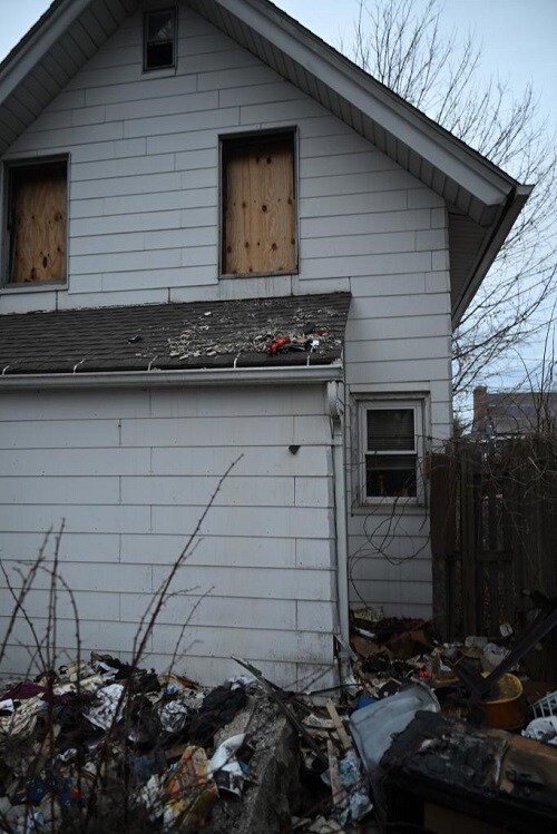 계모에게 20년간 감금당한 미국인, 집에 불질러 탈출_2.jpg