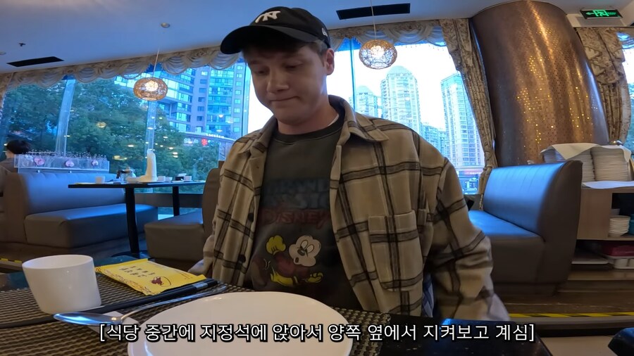 북한 식당에 외국인인 척 하고 잠입한 남조선 스파이.jpg_15.png