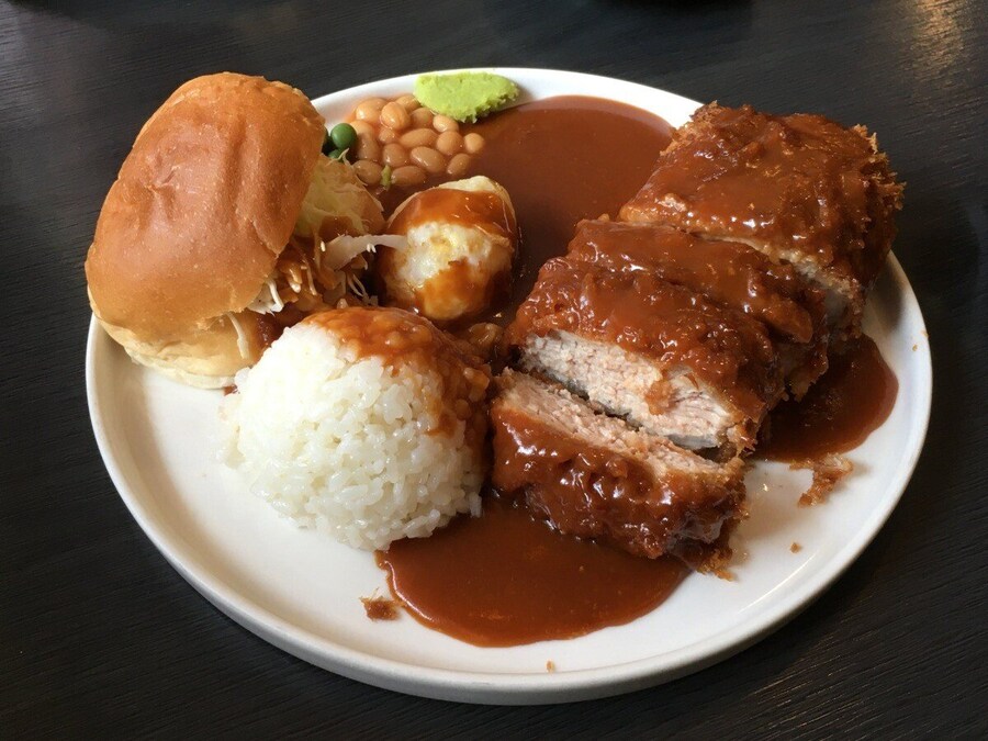 고기가 두툼하고 소스가 듬뿍 뿌려져서 큰 문제라는 돈까스_2.jpg