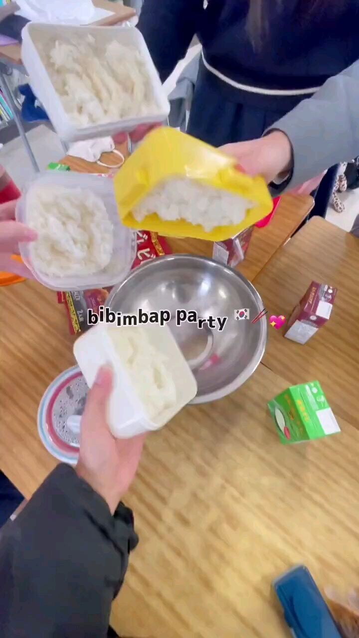 학교에서 비빔밥을 야무지게 비벼먹는 여고생들_1.jpg