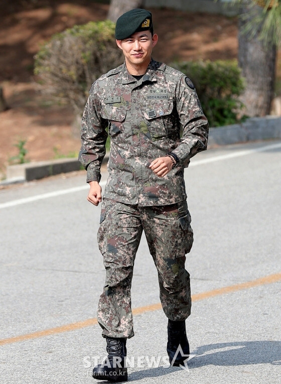 옥택연 군복이 멋있어 보이는 이유_2.jpg