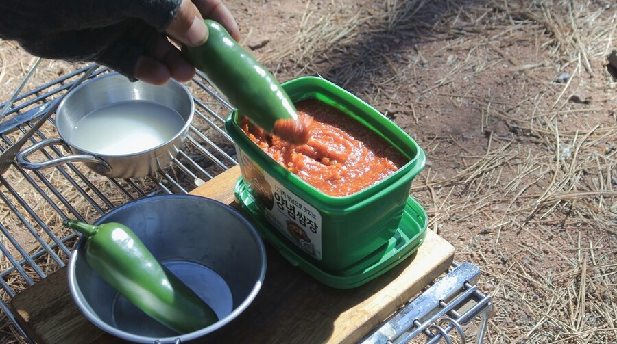 텐트에서 요리를 해보는 외국인_14.jpg