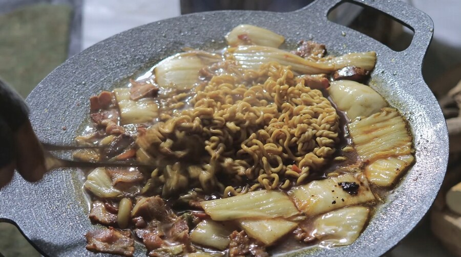 텐트에서 요리를 해보는 외국인_26.jpg