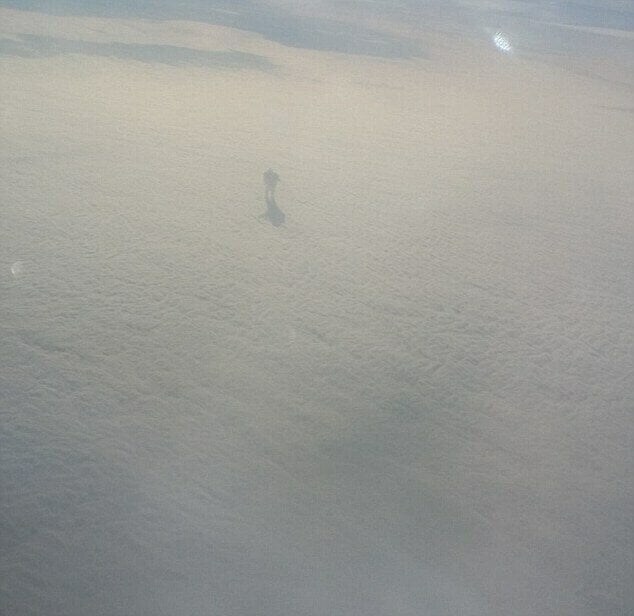 상공 9,000m 구름 위에서 찍힌 미스테리한 사진.jpg_1.jpg