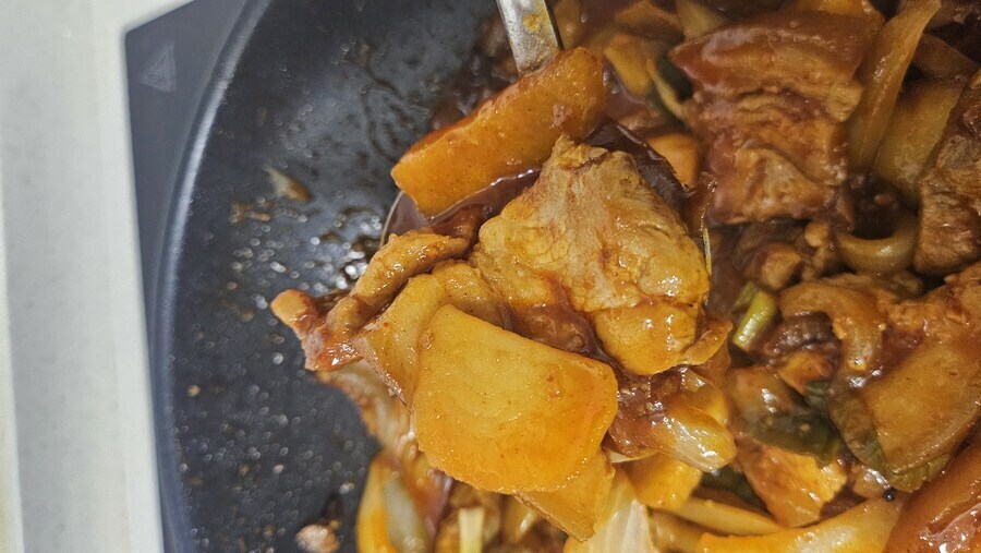 제육볶음에 아무도 안넣길래 넣어봄.jpg_2.jpg