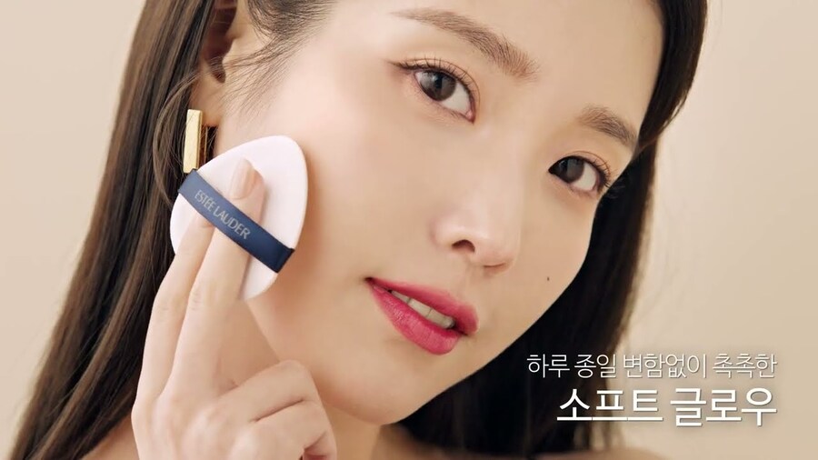 에스티로더, IU No.1* 더블웨어의 소프트 글로우 매트 쿠션(5s)_1.jpg