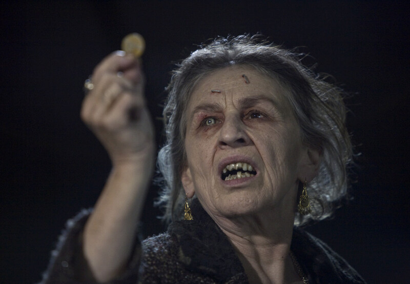 영화 미스트의 미친 아줌마 만큼이나 악독한 할머니가 나오는 영화_2.jpg