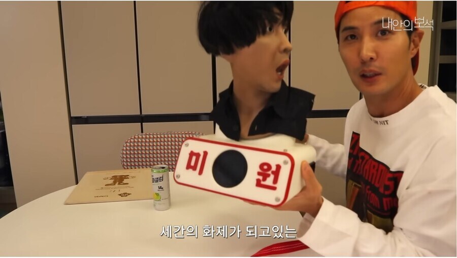 자기를 본딴 피규어를 본 연예인의 반응_2.jpg