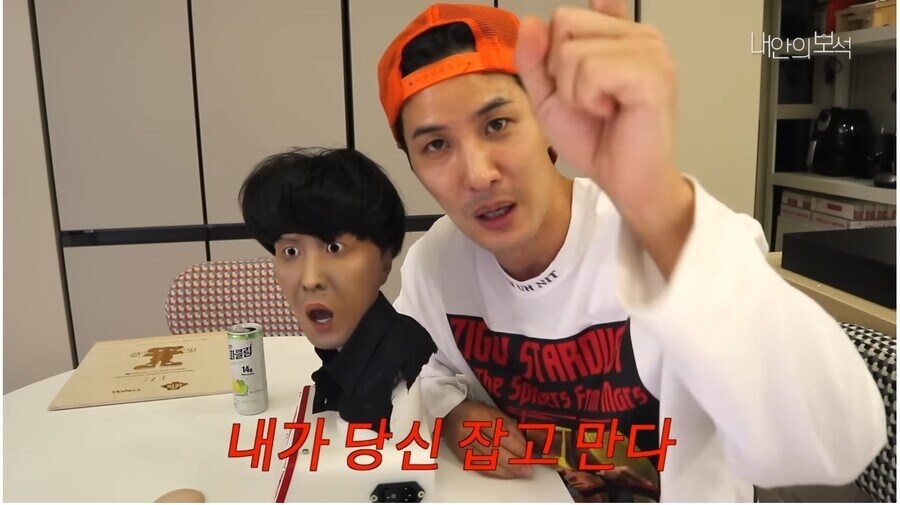 자기를 본딴 피규어를 본 연예인의 반응_5.jpg