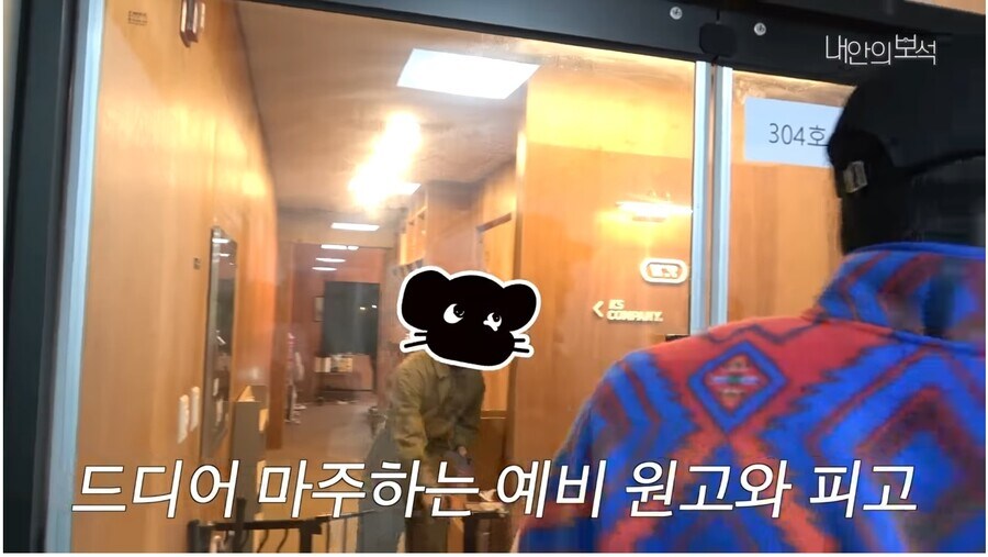 자기를 본딴 피규어를 본 연예인의 반응_12.jpg