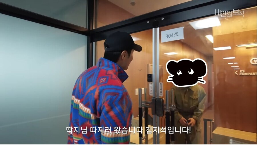 자기를 본딴 피규어를 본 연예인의 반응_13.jpg