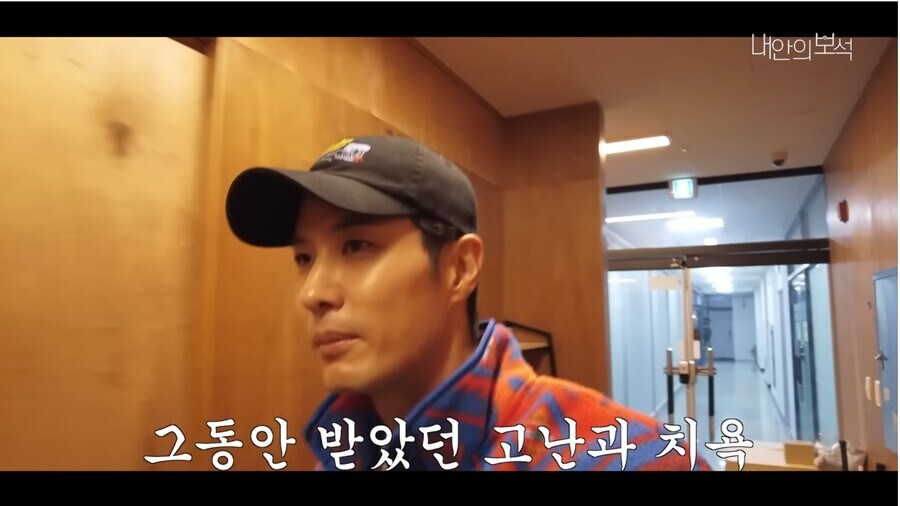 자기를 본딴 피규어를 본 연예인의 반응_17.jpg