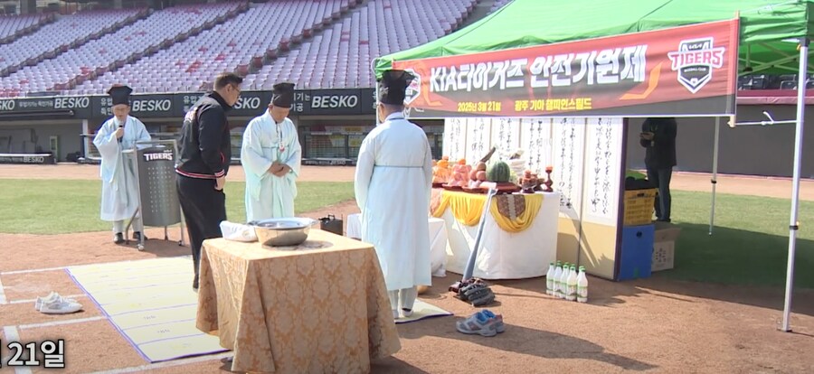 한국 야구리그에 온 용병들이 가장 당황한다는 행사.jpg_1.png