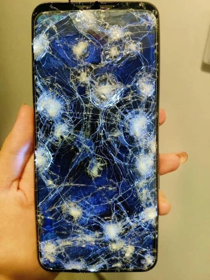 이정도면 핸드폰 굿즈라고 봐도 괜찮지 않을까 싶은 핸드폰.jpg_2.jpg